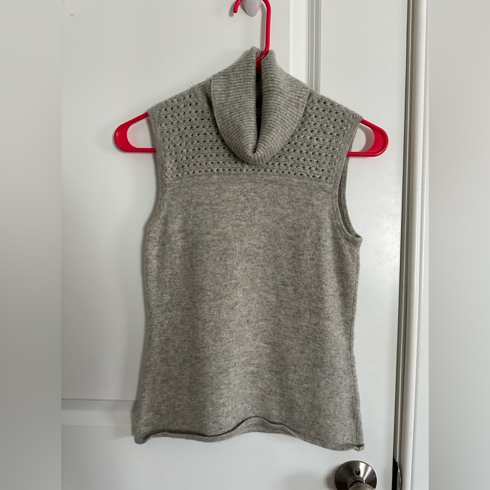 Doncaster Collection 100% Cashmere Sleeveless Turtleneck Sweater ✨
